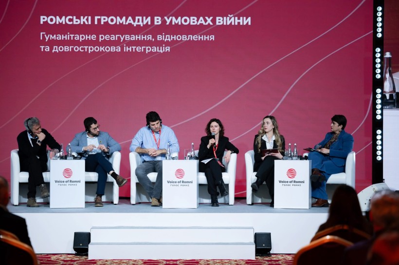 Учасники заходу на подіумі під час панельної дискусії