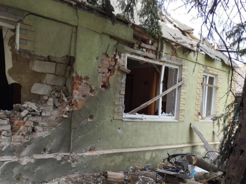 Зруйнований одноповерховий будинок після удару окупантів