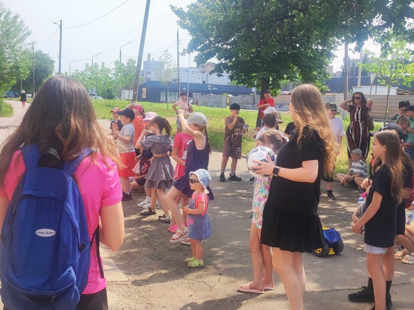 Діти з міста Бахмут грають на свіжому повітрі під час оздоровчого заходу у Кривому Розі.