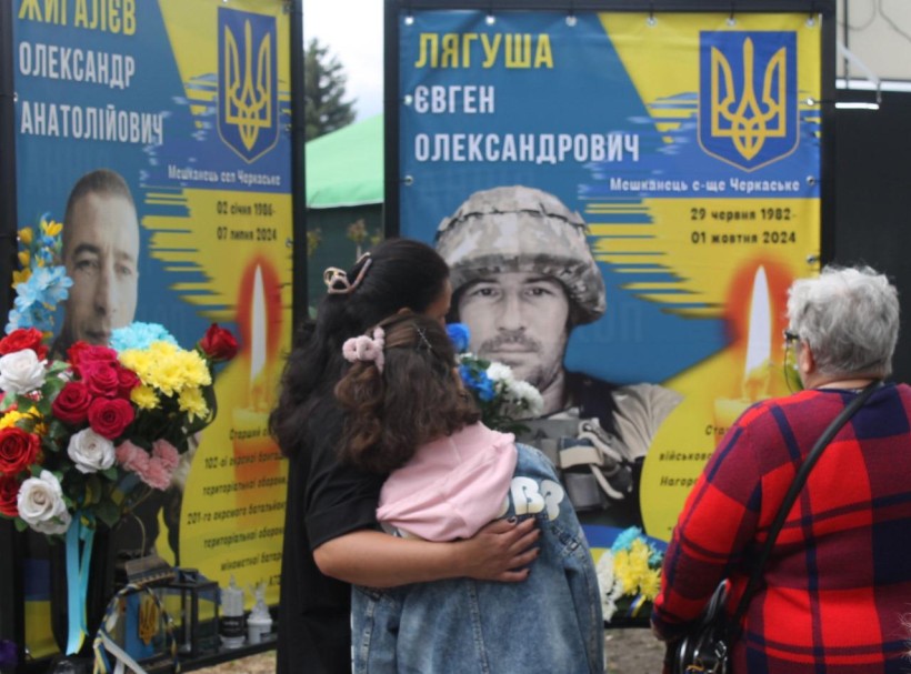 Група жінок у жалобі на Алеї слави в Черкаській громаді