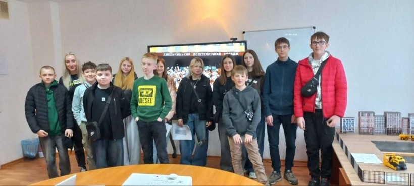 Вихованці Донецького обласного палацу дитячої та юнацької творчості під час профорієнтаційної зустрічі з представниками Маріупольського будівельного фахового коледжу