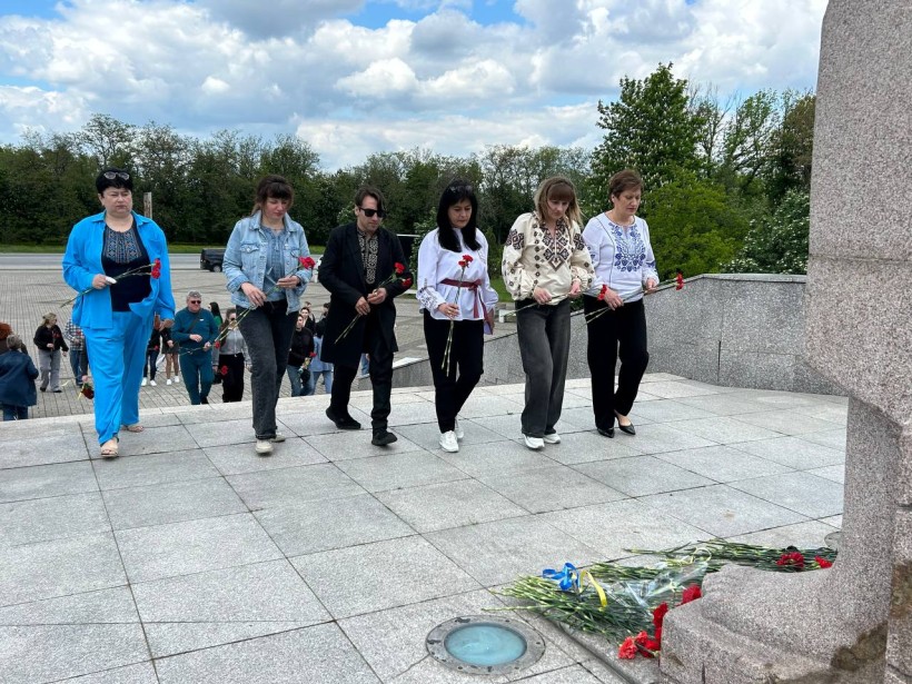 Представники Донеччини долучилися до церемонії покладання квітів до Меморіалу жертвам Голодомору та політичних репресій у місті Дніпро.