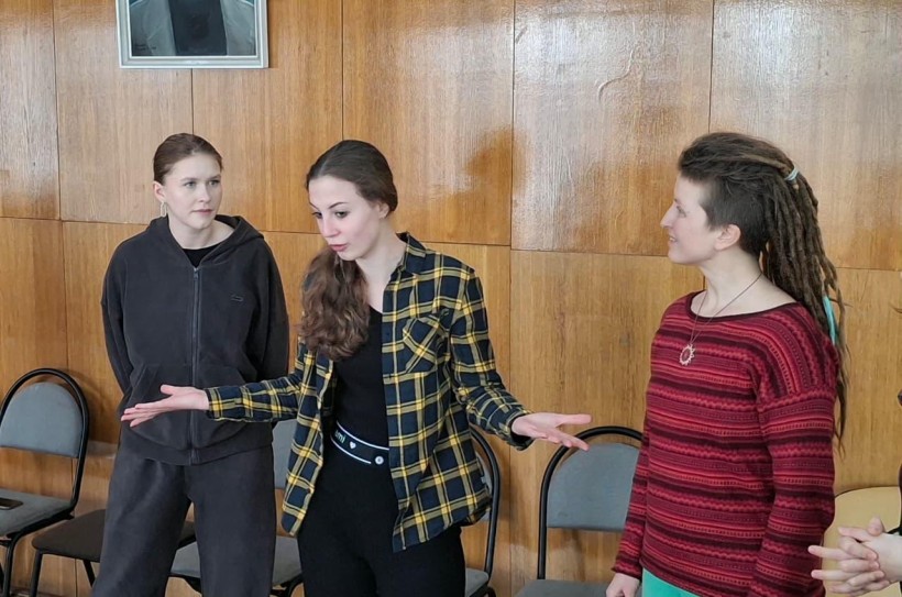 Актори у різноманітних позиціях практикують нові театральні навички