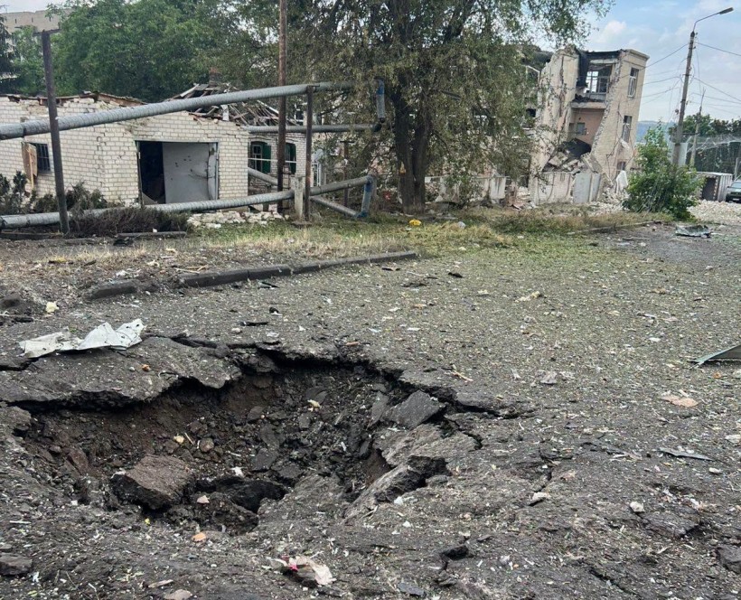 Пошкоджене дорожнє покриття через ворожий обстріл