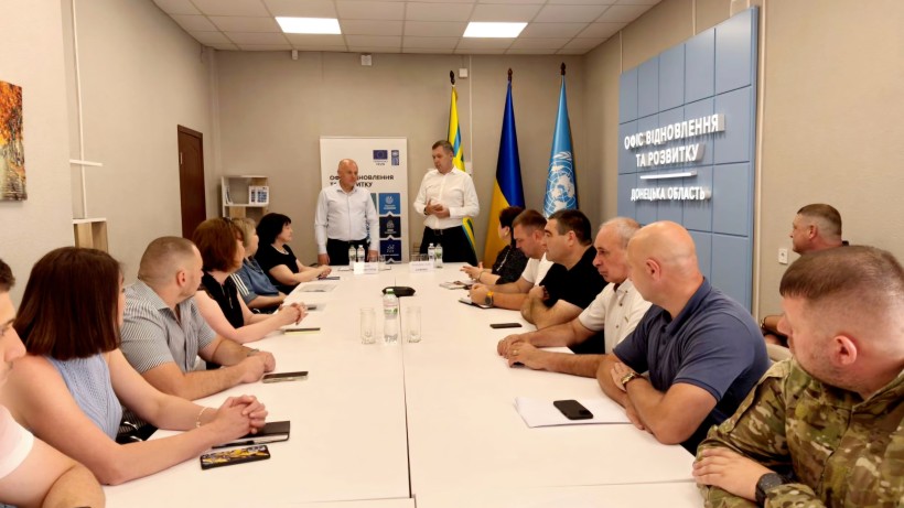 Юрій Винокуров представляє учасникам наради Владислава Лаврика як нового голову Волноваської районної державної адміністрації.