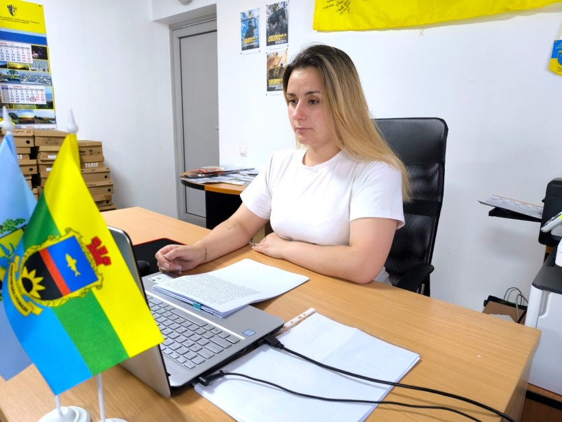 Заступник начальника Мангушської селищної військової адміністрації Світалан ЛУЦЕНКО доповідає про стан реалізації заходів із підтримки звільнених з полону військовослужбовців