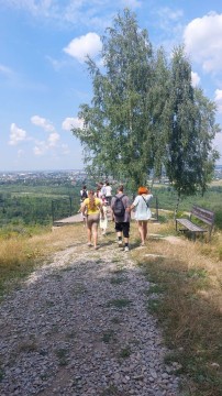 Група дітей крокує по дорозі