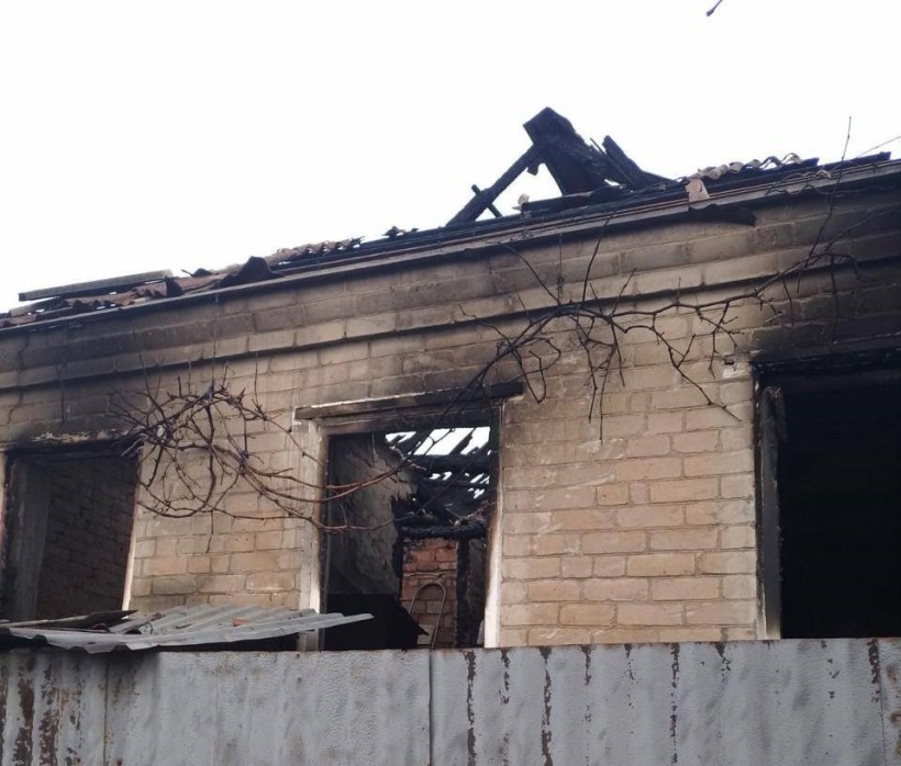Зруйнований та обгорілий будинок після ворожого обстрілу