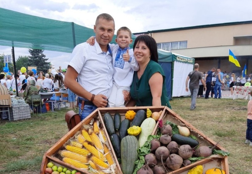 Пані Ольга з чоловіком на сином на ярмарку у м. Лубни.