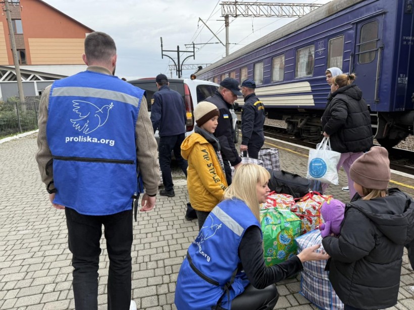 Волонтери та рятувальники зустрічають родини з дітьми з Донеччини, які приїхали евакуаційним потягом