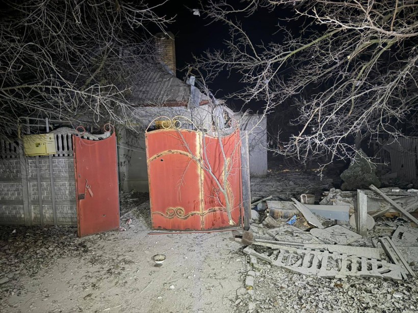 Зруйнований будинок після ворожого обстрілу