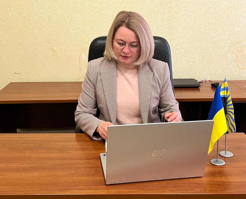 Очільниця культури області Вікторія Точена за ноутбуком