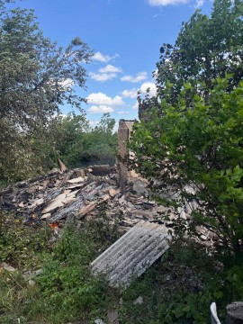Руїни розбитого та спаленого окупантами будинку.