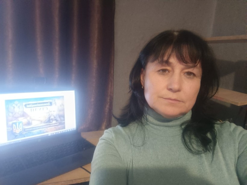 Фахівчиня музею Марина Глушко біля ноутбука з презентацією