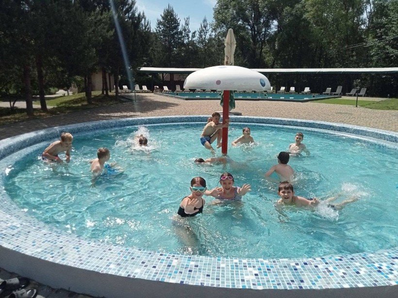 Діти купаються в басейні