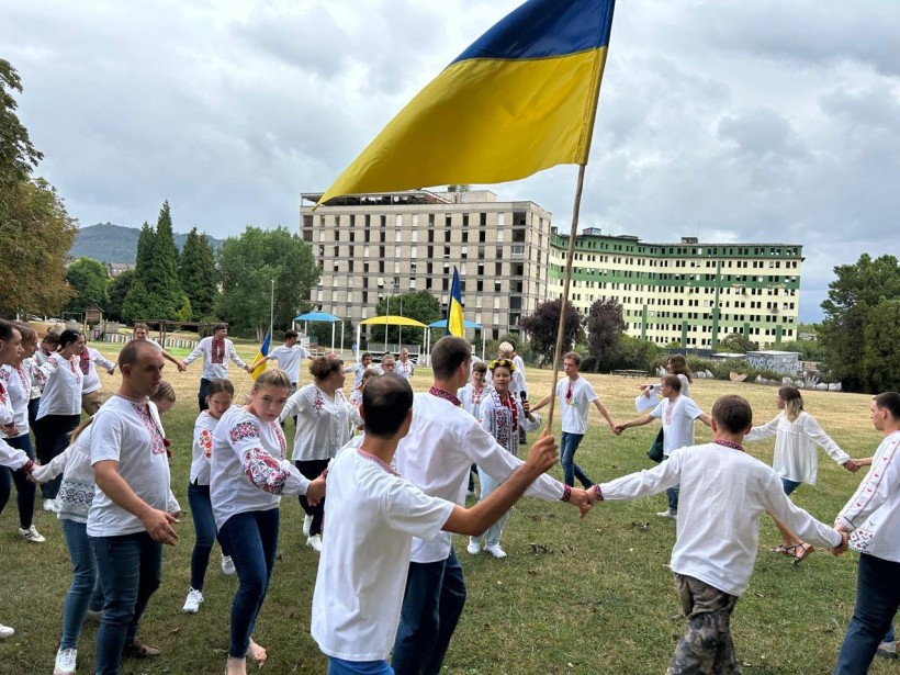 Вихованці Дружківського дитячого будинку-інтернату водять хороводи під рідні мелодії