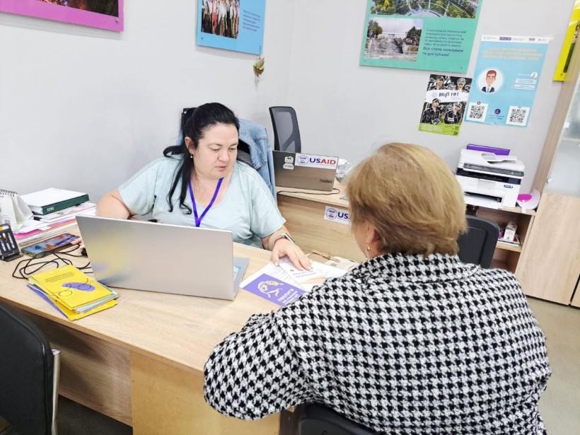 У Вінниці фахівчиня Донецького обласного центру зайнятості Надія Хаваліц зустрілася з переселенцями в центрі «ЯМаріуполь»