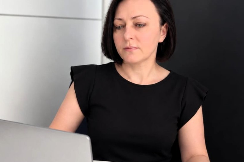 Представниця Донецького обласного художнього музею Оксана Рязанцева перед ноутбуком розповідає про арттерапію