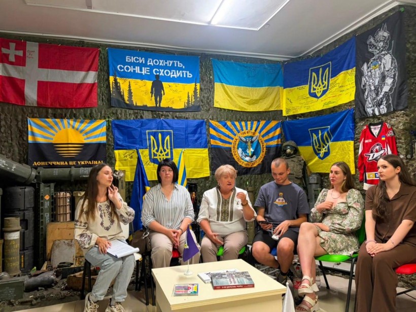 Лілія Золкіна, начальниця управління сім'ї, молоді та масових заходів національно-патріотичного виховання виступає на заході