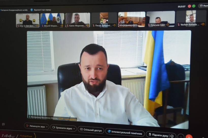 Представник міністерства сидить у кабінеті з боку прапор України.