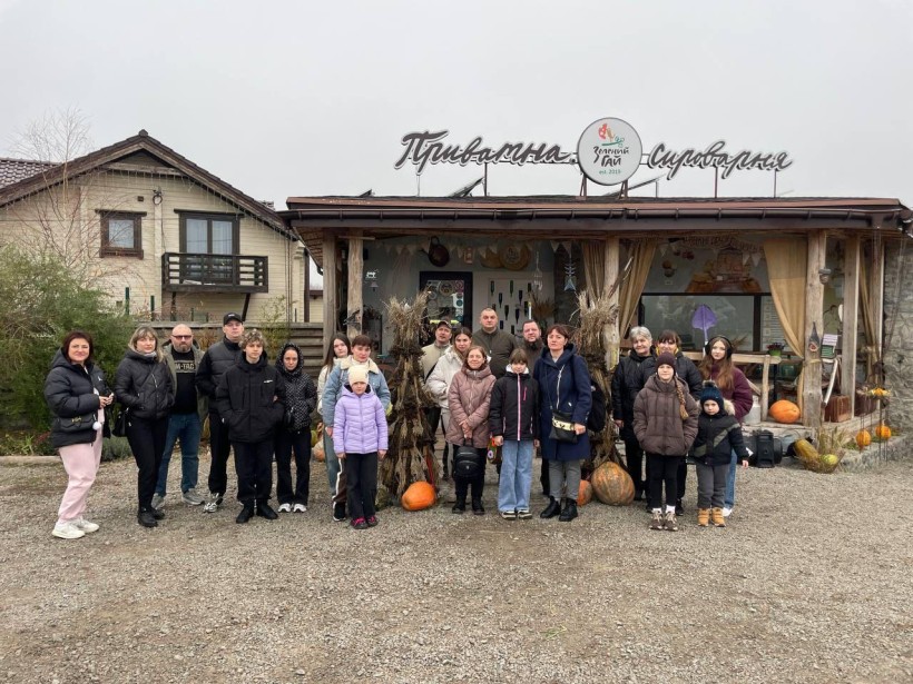 Голова Бахмутської РДА Сергій Кальян разом з начальником управління з питань ветеранської політики облдержадміністрації Артуром Насібяном та начальником управління з питань ветеранської політики Бахмутської РДА та члени  сімей ветеранів війни, сімей загиблих (померлих) Захисників і Захисниць України, військовослужбовців, зниклих безвісті, військовополонених та військовослужбовців, звільнених з полону Бахмутського району.