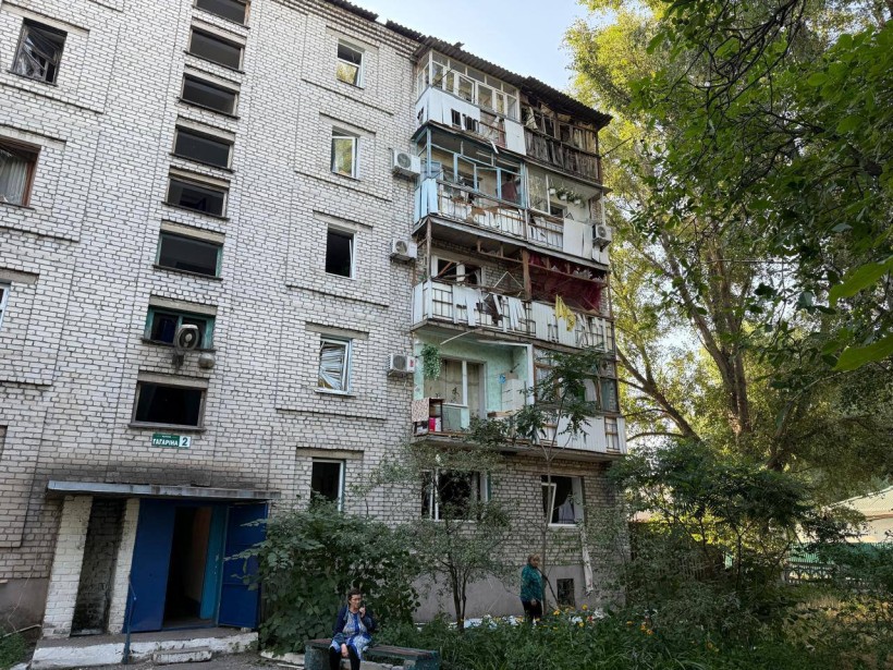 Багатоповерхова будівля, яку пошкодило обстрілом.