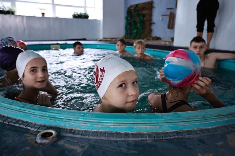 Діти приймають водні процедури в басейні