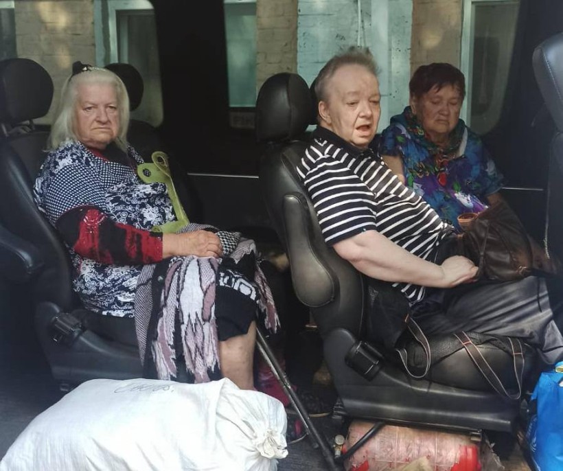 Переміщені особи евакуюються з Донеччини