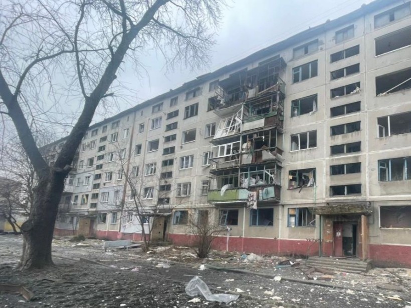 пошкоджений будинок після ворожого обстрілу