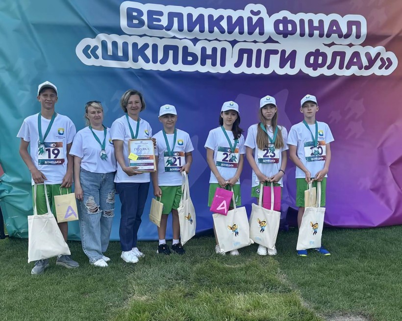 Команда школярів Очеретинської селищної громади з нагородами за участь у фіналі національних легкоатлетичних змагань «Пліч-о-пліч»