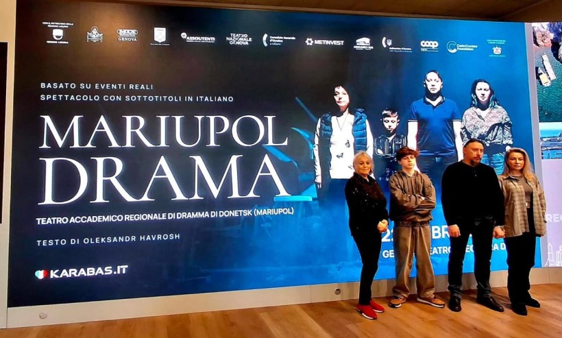 Актори театру поруч зі своїми образами з постеру сторітелінгу «Маріупольська драма»