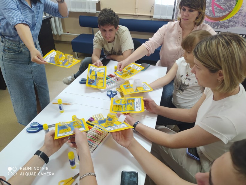 Учасники заходу до Дня Конституції України демонструють створені власноруч лепбуки про державні символи та культурну спадщину.