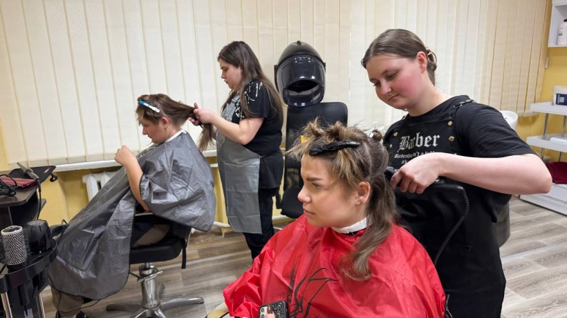 Здобувачі освіти за фахом "Перукар" відпрацьовують фахову майстерність на території новоствореного освітнього простору.