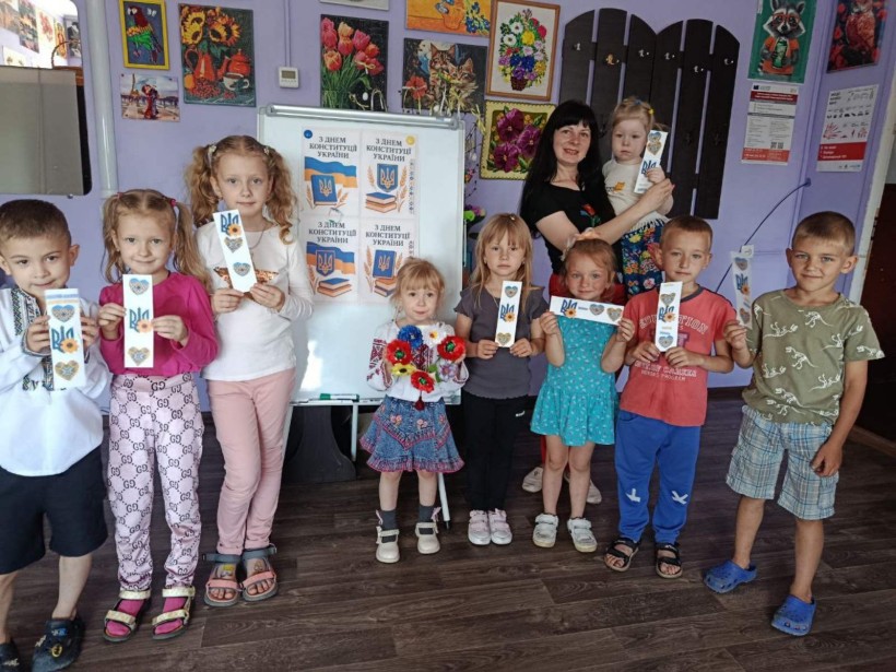 Групове фото дітей разом із виготовленими поробками  разом із фахівцем Центру