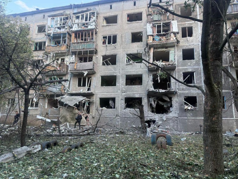 Пошкоджена багатоповерхівка після ворожого обстрілу