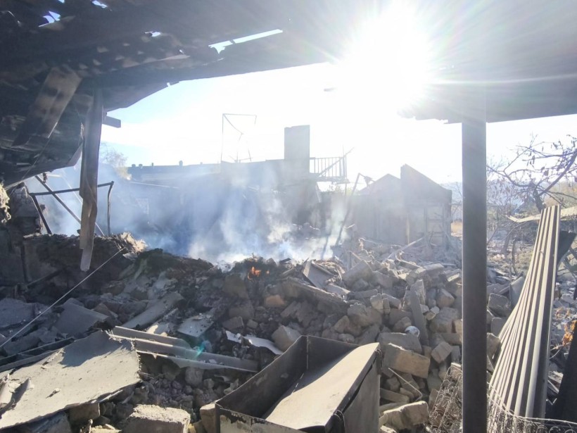 Руїни будівлі та пожежа на місці ворожого обстрілу