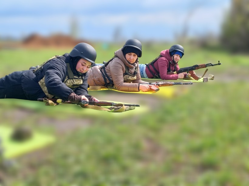 Учасниці навчання відпрацьовує практичні навички з вогнепальною зброєю
