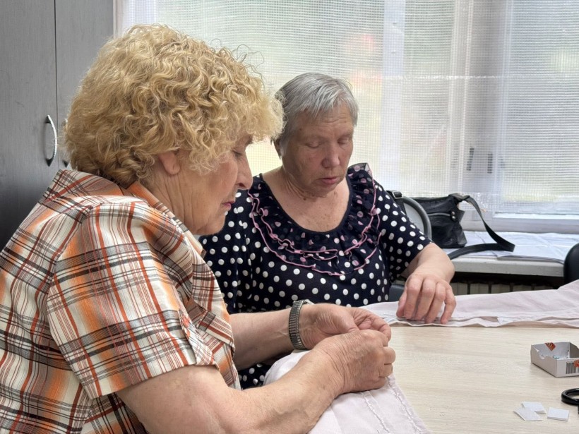 Жінки шиють адаптивний одяг для поранених військових