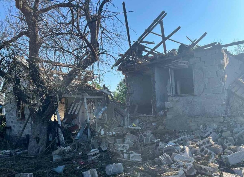 Зруйнований будинок після ворожого обстрілу