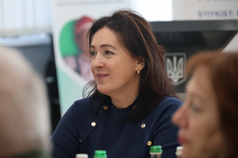 Учасниця зустрічі. Жінка у синій кофті , посміхається.