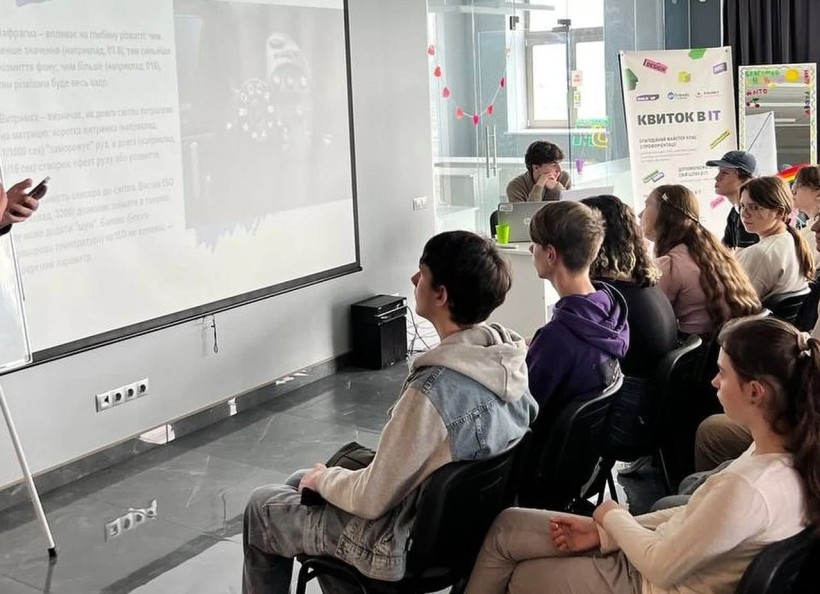Підлітки з Донеччини беруть участь у соціальному проекті «GoFriendsITAcademy»,  напрямками якого є програмування, дизайн, маргетинг, відеомонтаж, рекрутинг