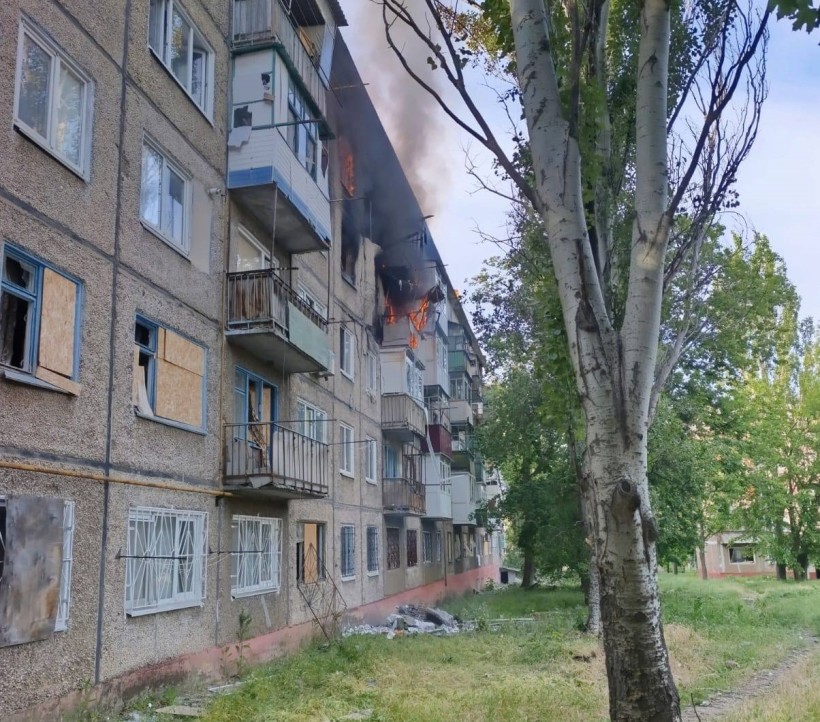 Пожежа у багатоповерхівці після ворожого обстрілу