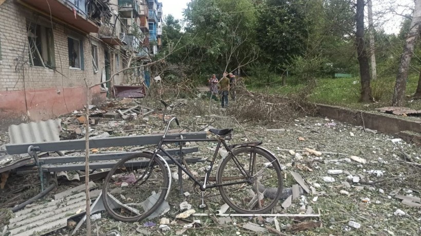Велосипед стоїть у дворі зруйнованої окупантами багатоповерхівки