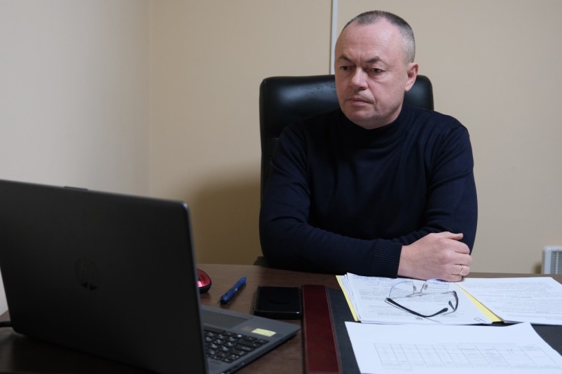 Заступник голови Донеччини Ігор Бойко на нараді, сидить за столом біля монітора.