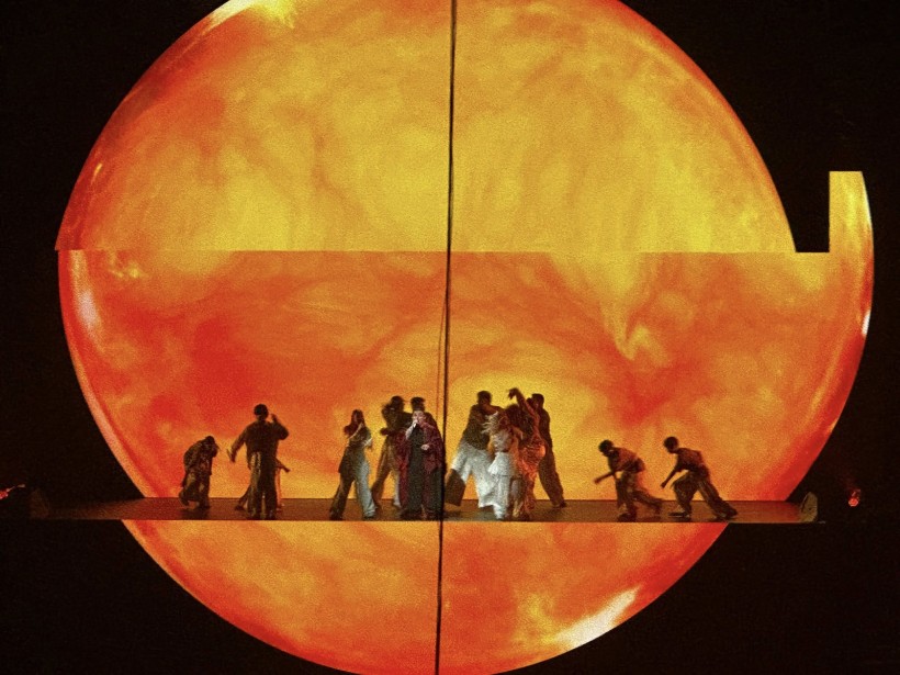 Благодійний концерт «Тримаємо світло», дія на сцені, актори ніби тримають величезне помаранчеве сонце.