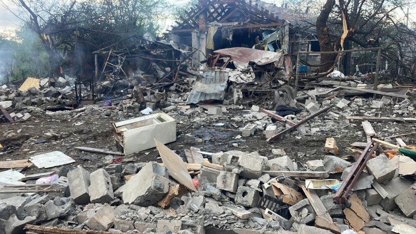 Зруйновані будинки після ворожого обстрілу
