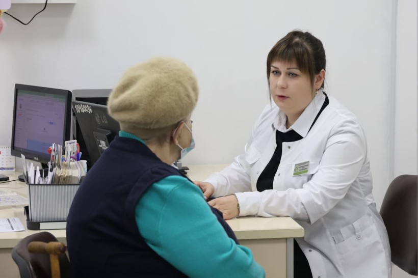 Пацієнт на прийомі у лікаря.
Лікар уважно слухає.