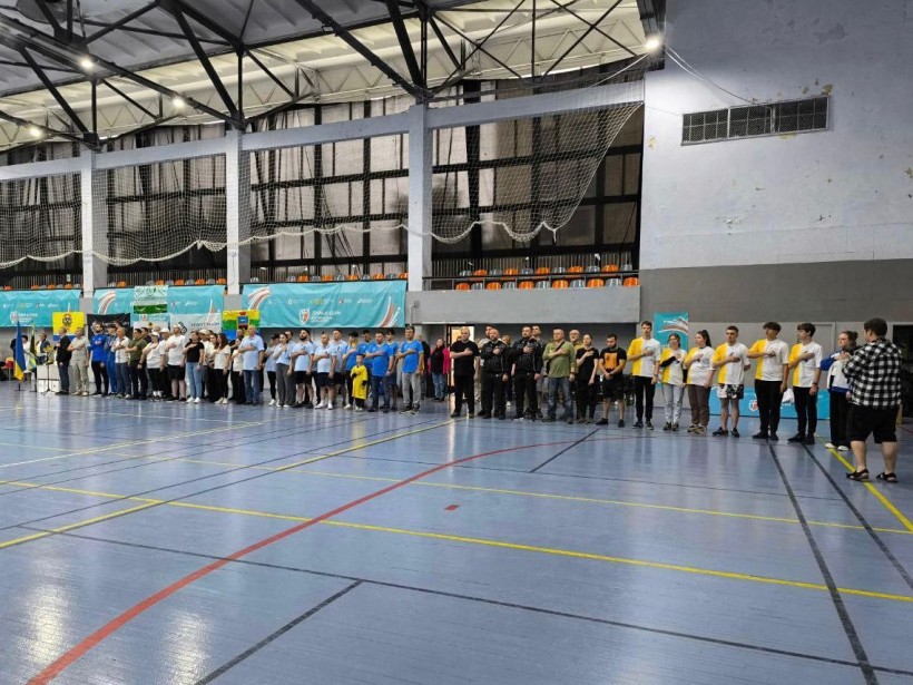 Учасники спортивного змагання під час гімну України
