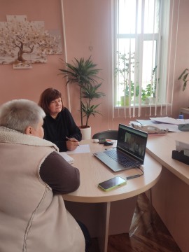 Учасницы зустрічі перед монітором