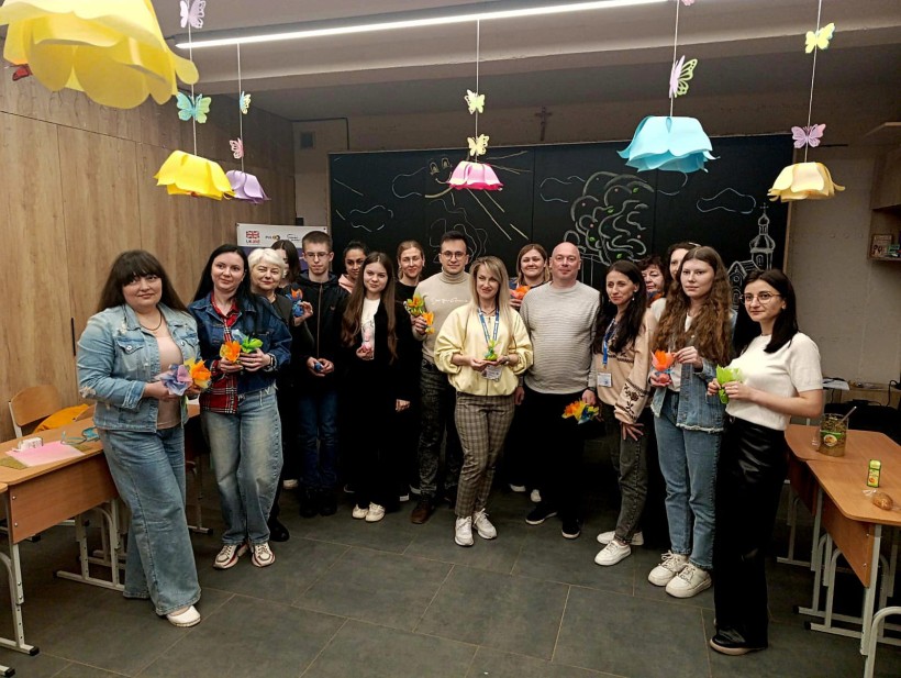 Спільне фото учасників заходу з подарунками